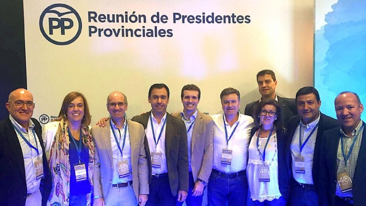Los presidentes provinciales del PP en Castilla y León, flanquean a Fernández Maíllo y a Casado en la reunión celebrada en Palma de Mallorca.-ICAL