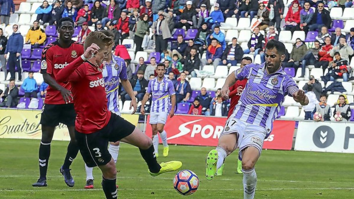 Moyano despeja un balón durante un partido de Liga-Pablo Requejo