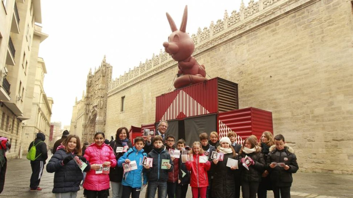 Presentación del camión de arte contemporáneo con niños frente al Museo Nacional de Escultura-J.M.Lostau