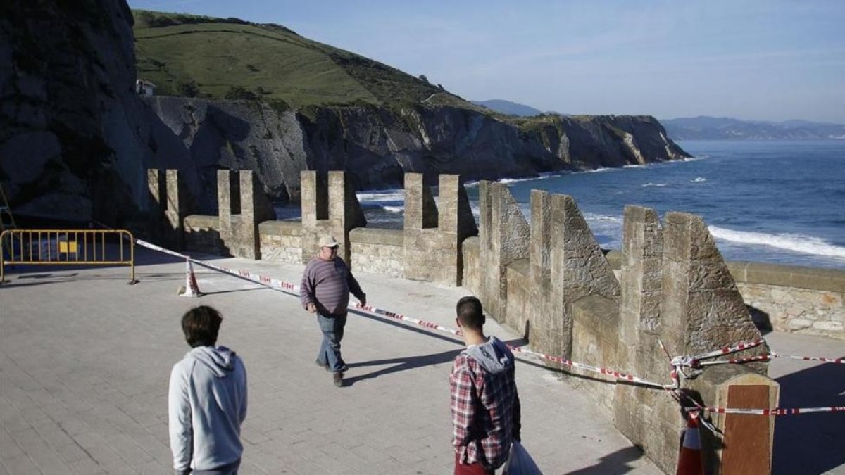 El municipio guipuzcoano de Zumaia ya se prepara para el rodaje de la serie de television 'Juego de tronos'.-EFE / Gorka Estrada