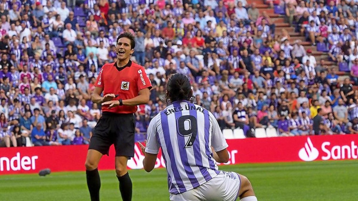 Ünal reclama rodilla en tierra, mientras Munuera le indica con gestos que no ha pasado nada.-M.Á. SANTOS