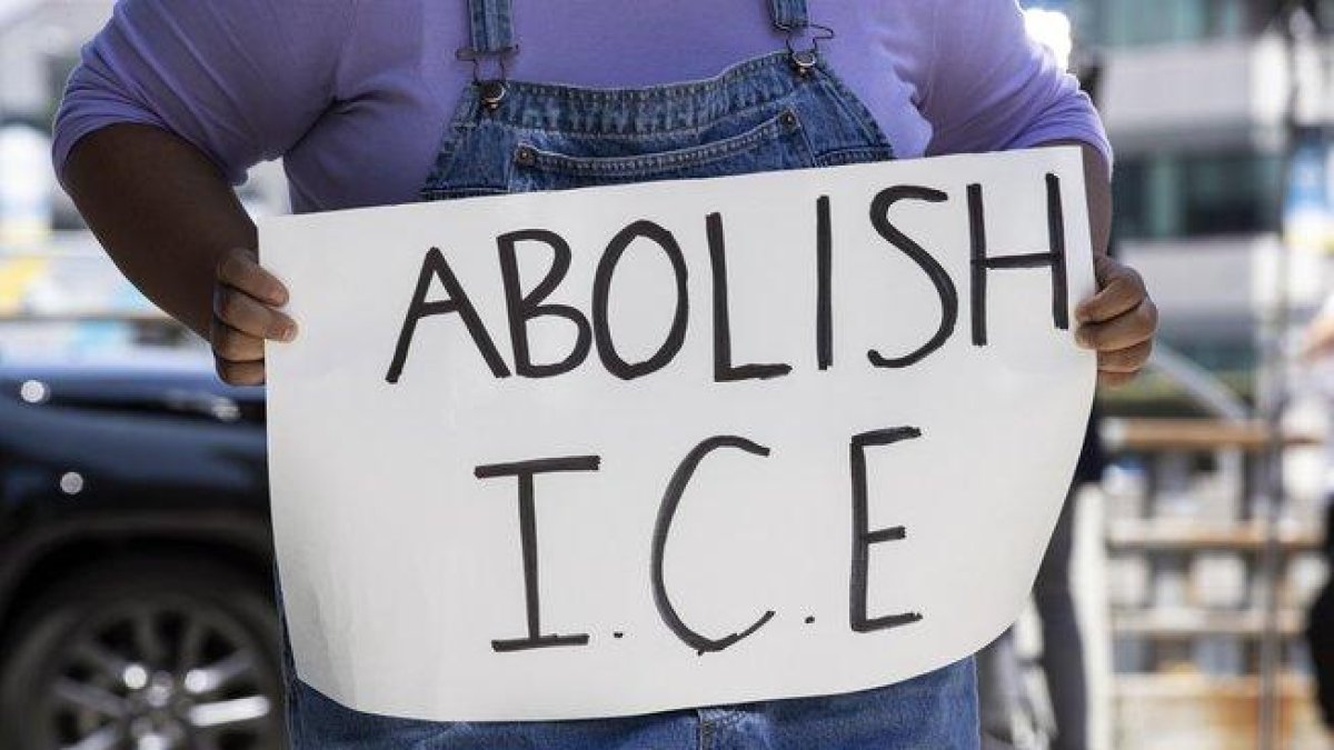 Personas protestas contra la política migratoria del Gobierno de los EEUU.-EFE / EPA