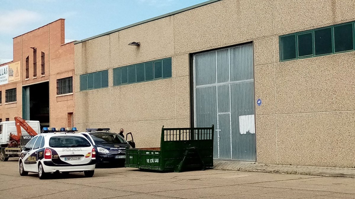 Dos unidades del Cuerpo Nacional de Policía custodian, el lunes por la mañana, las entradas de la nave intervenida en Medina porque la mercancía permanece dentro.- S. G. C.