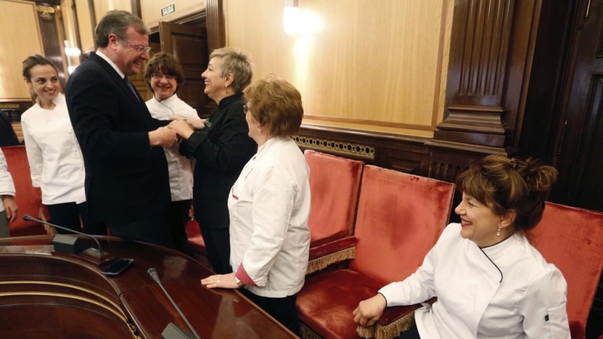 El alcalde de León, Antonio Silván, recibe a la asociación de cocineras profesionales y productoras de Castilla y León denominada ‘Entretantas’-ICAL