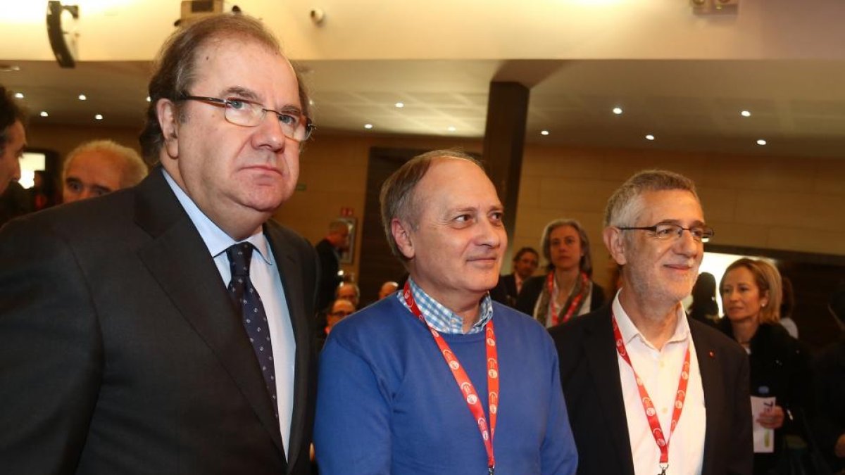El presidente de la Junta, Juan Vicente Herrera, junto al secretario regional de UGT saliente, Agustín Prieto y Faustino Temprano, al comienzo del VII Congreso de la UGT en Castilla y León.-ICAL