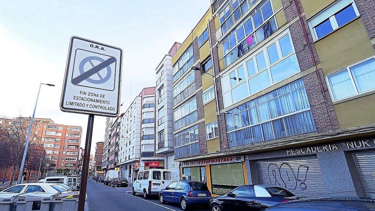 Cartel indicador de fin de estacionamiento en zona azul en la calle Pérez Galdós, junto a la plaza de los Vadillos.-MIGUEL ÁNGEL SANTOS /PHOTOGENIC