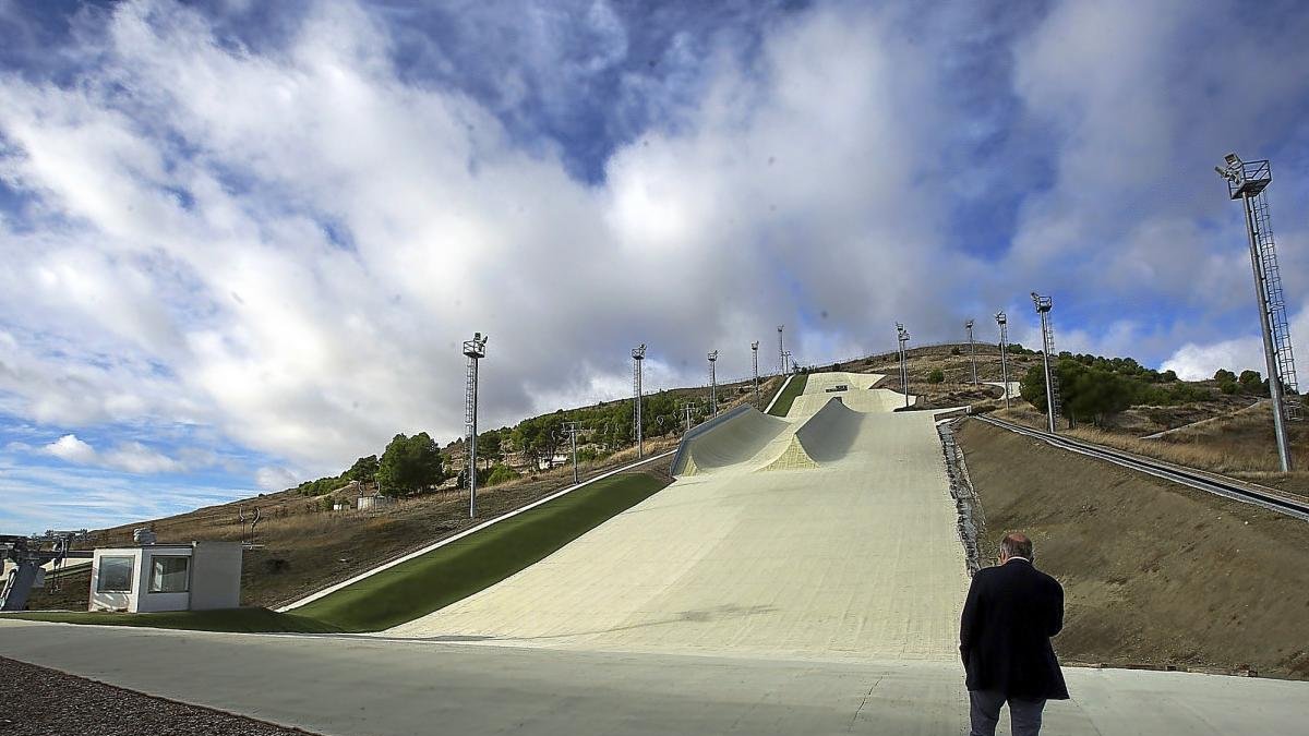 Instalaciones del fallido proyecto Meseta Ski en Villavieja del Cerro.-ICAL