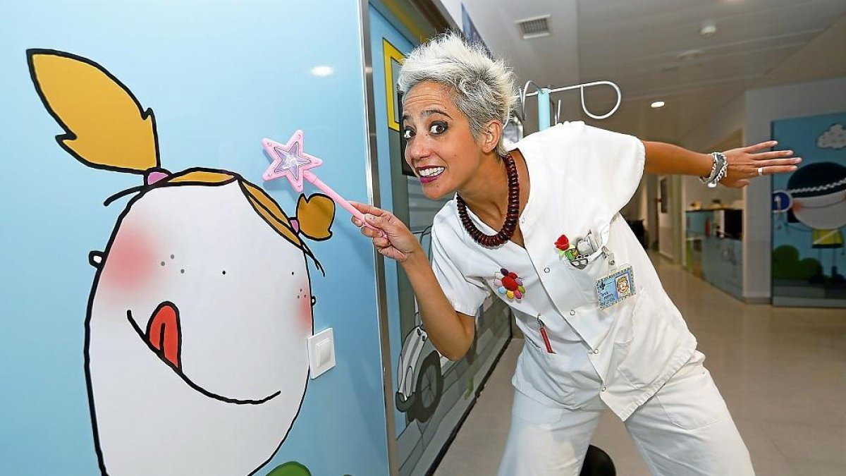 Teresa Mesonero, ganadora de Capitana Optimista, posa con su varita mágica en los pasillos de Urgencias Pediátricas del Hospital Clínico de Valladolid.-J.M. LOSTAU