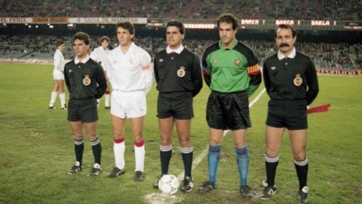 Los capitanes del Sevilla y Barça, con el trío arbitral en diciembre de 1989.-EL PERIÓDICO