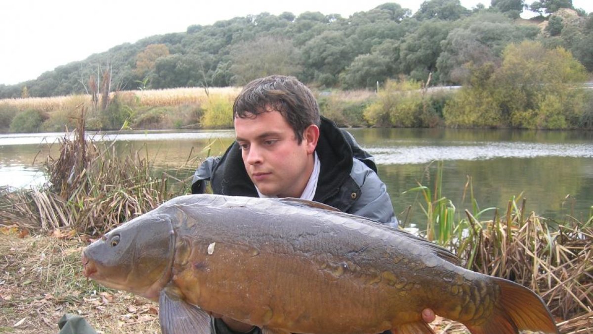El vallisoletano y campeón de España de pesca con cebador, David Muñoz, con una magnífica carpa.-L. D. F.
