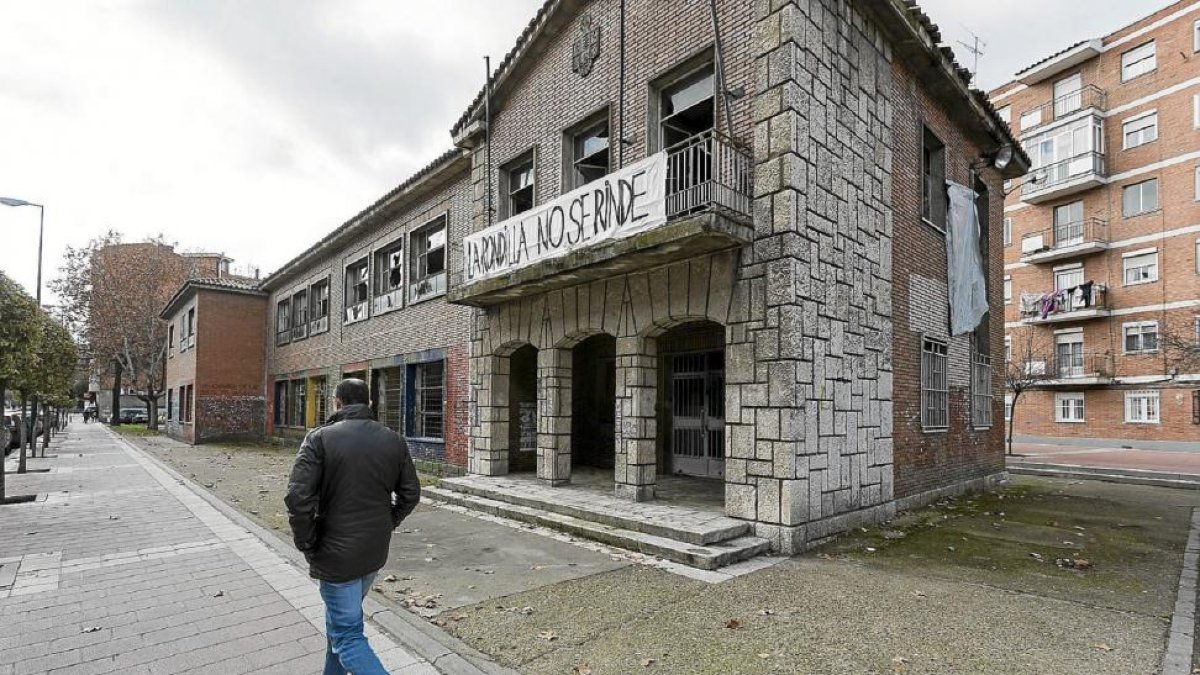 Una pancarta con la farse ‘La Rondilla no se rinde’ colgada en el San Juan de la Cruz.-MIGUEL ÁNGEL SANTOS