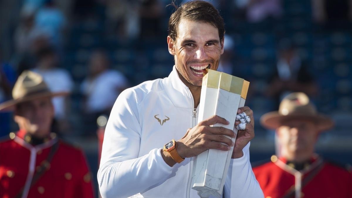 Rafael Nadal muerde el trofeo ganado en Canadá-AP / NATHAN DENETTE
