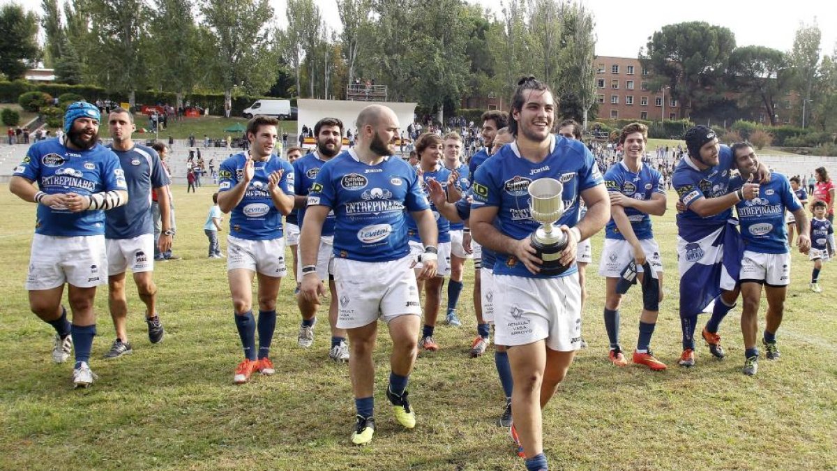 Tucconi, con la Copa, y sus compañeros del Quesos Entrepinares celebran el triunfo ante Cisneros en la Supercopa disputada el pasado sábado en Madrid.-LOF