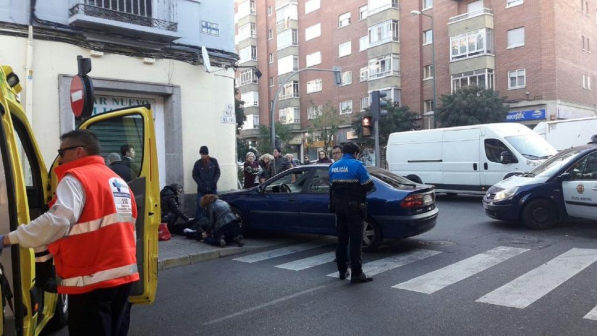 La mujer es atendida en el lugar del accidente.-@PoliciaVLL