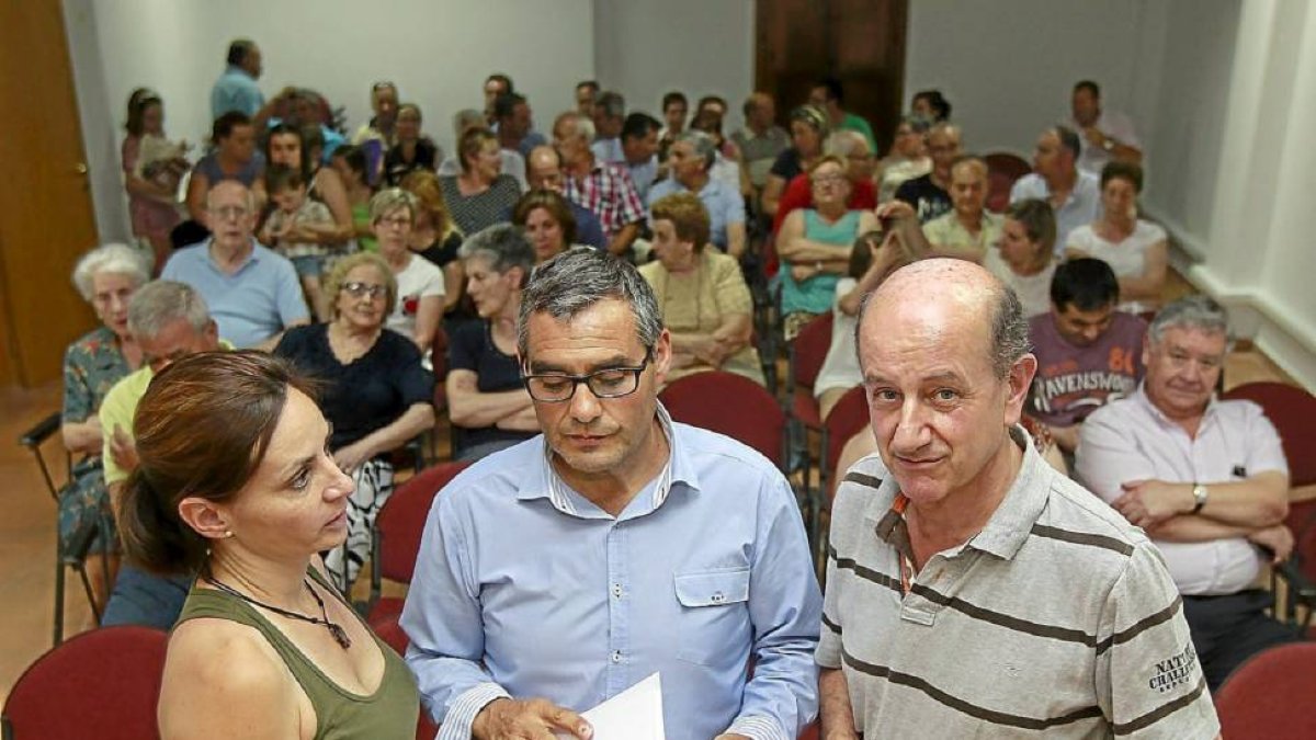 El alcalde, Arturo Fernández (centro) junto a los concejales Milagros Soto y José Luis López antes de la reunión de ayer tarde con los vecinos.-J. M. Lostau