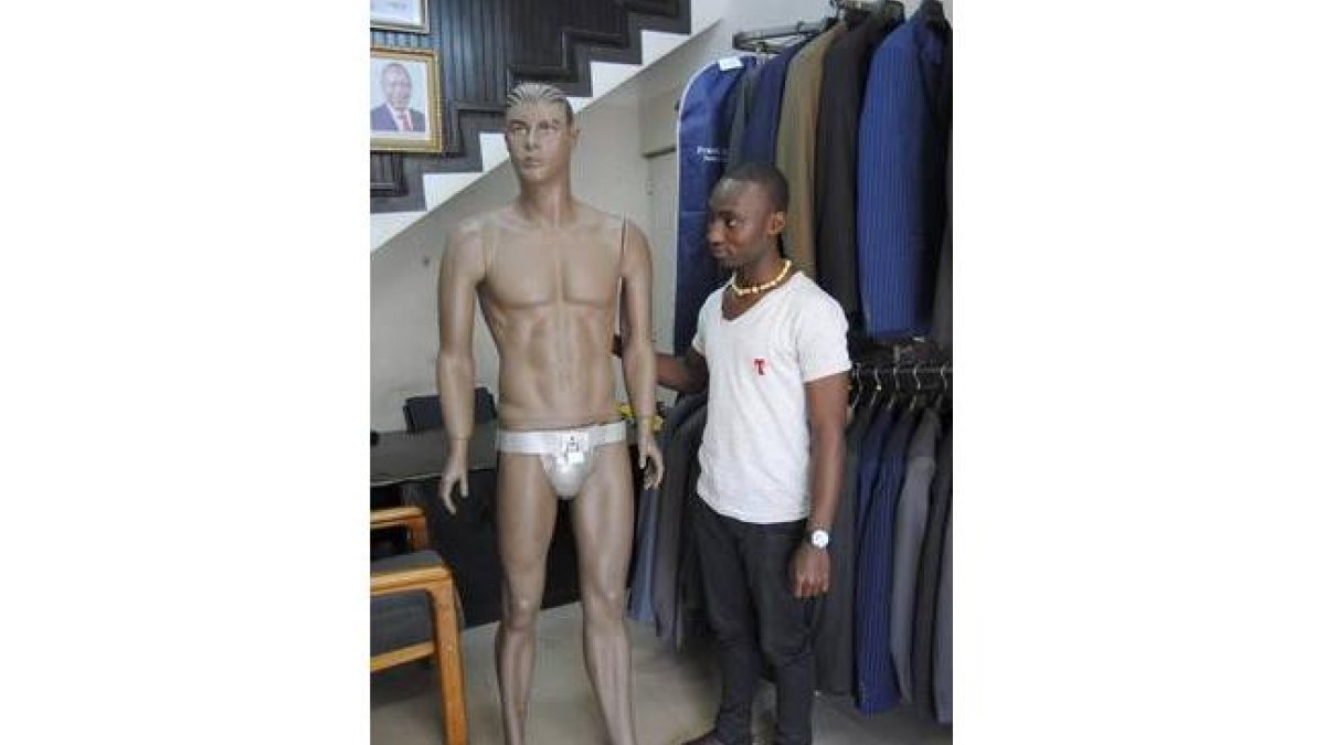 Un trabajador de la tienda Kings Castle de Nairobi posando con un maniquí y el cinturón de castidad.-Foto: EFE / ALBA VILLÉN