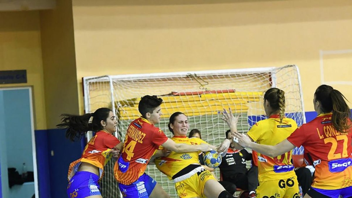 María Prieto O’Mullony es agarrada por Alicia Fernández en el España A-España B.-VALENTÍN G. GARIBAY