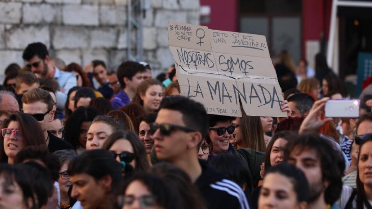 Una mujer porta un cartel en el que muestra su respaldo a la víctima de 'La manada'.-ICAL