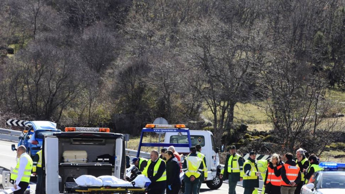 Accidente de tráfico en la carretera N-403, en la localidad abulense de El Tiemblo, en el que han perdido la vida cinco personas-Ical