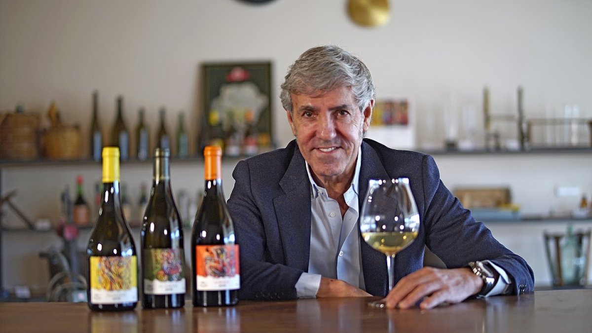 Emilio Moro posa junto a sus vinos. E.M
