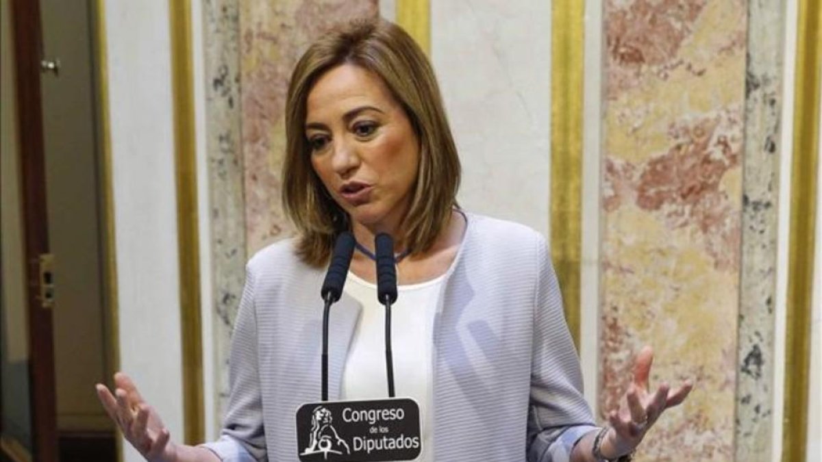 Carme Chacón, este jueves en el Congreso, en la rueda de prensa en la que ha explicado los motivos de su renuncia a concurrir a los comicios del 26-J.-EFE / PACO CAMPOS
