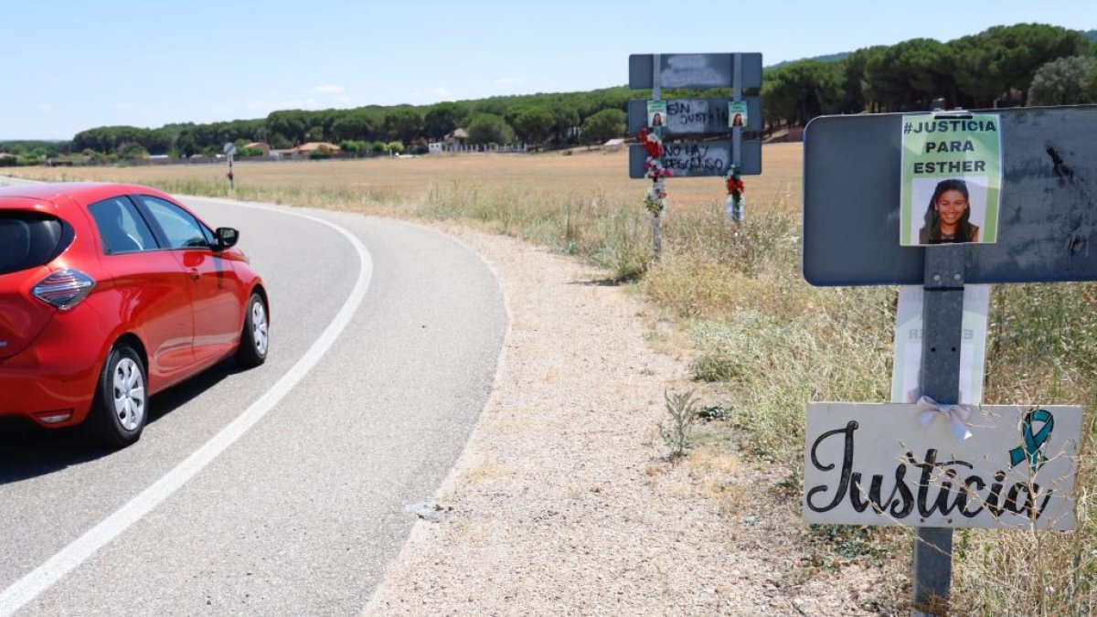 Carteles, flores y fotos en la cuneta de la carretera de Traspinedo donde aparecía el cadáver de Esther López el 5 de febrero de 2022.-PHOTOGENIC