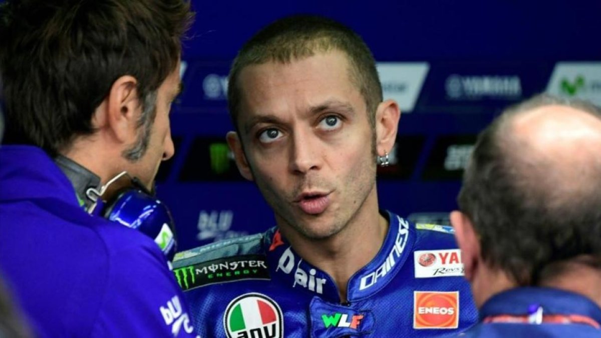 Valentino Rossi dialoga con sus técnicos.-/ AFP / JAVIER SORIANO