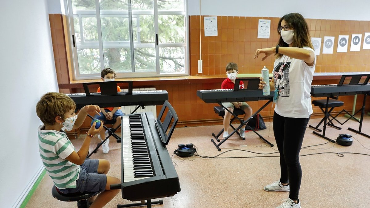 Alumnos de la Escuela de Música de Valladolid impartiendo clase en el centro María de Molina, facilitado para garantizar la distancia de seguridad. J. M. LOSTAU