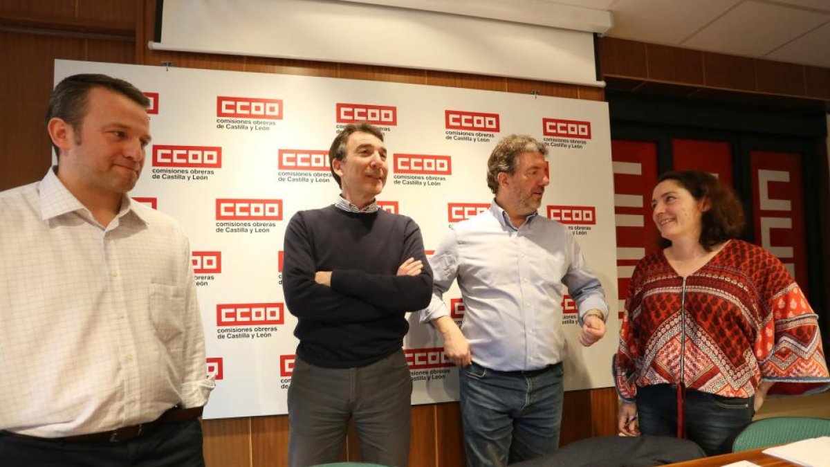 El responsable de universidades, Jesús Moradillo; el secretario regional del sindicato en Castilla y León, Ángel Hernández; el secretario general de la Federación Estatal de Enseñanza, Francisco García, y la técnica de formación, Carmen Álvarez.-ICAL