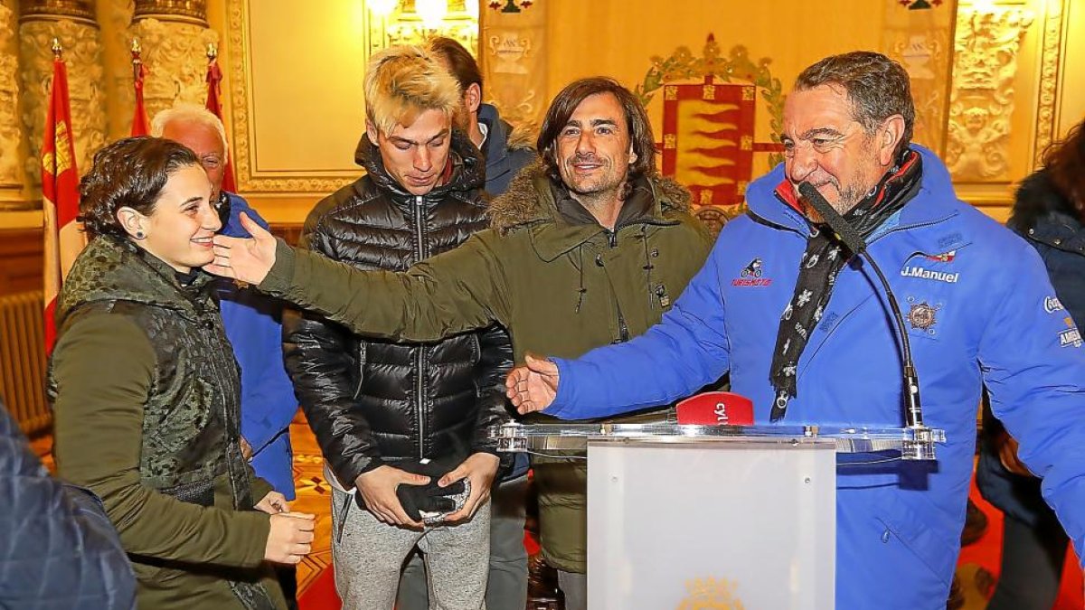 Gelete Nieto saluda a Ana Carrasco en presencia del piloto Joan Mir y de José Manuel Navas, derecha.-J.M. LOSTAU