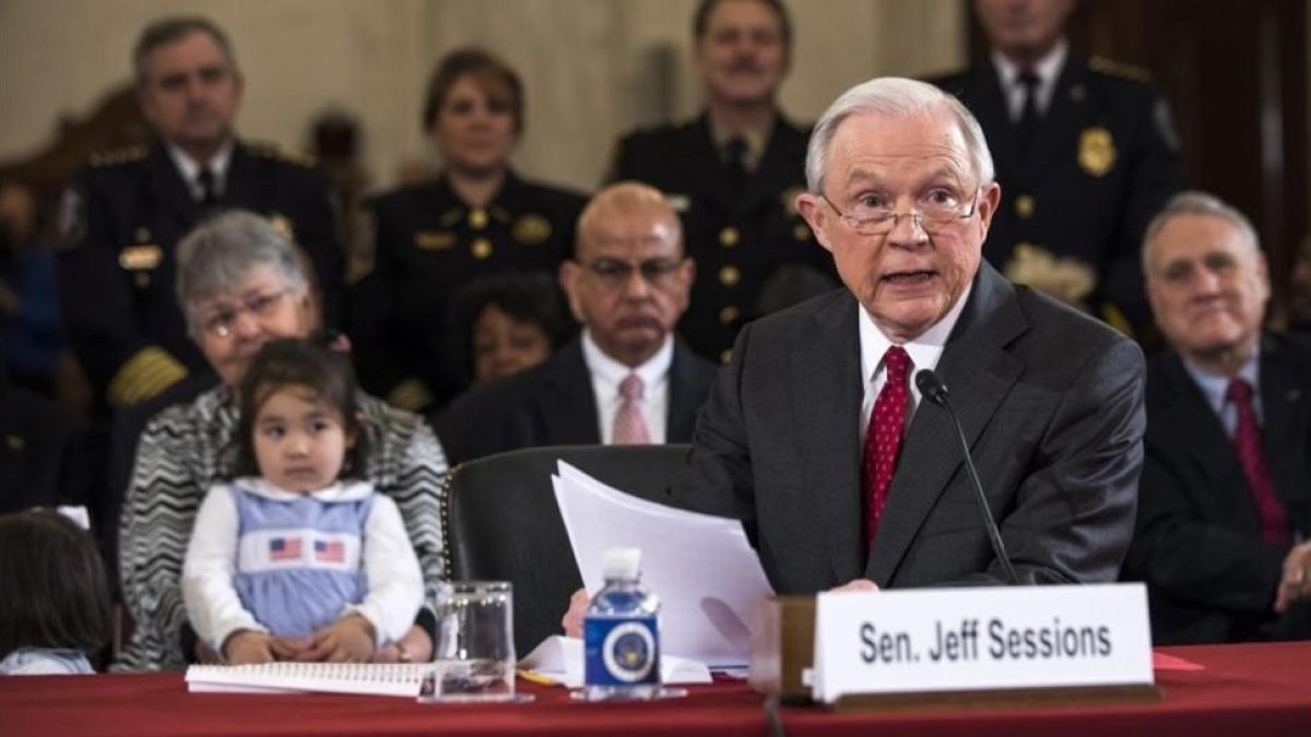 El senador republicano por Alabama Jeff Sessions testifica durante su audiencia para aceptar su cargo como fiscal general de EEUU.-EFE / JIM LO SCALZO