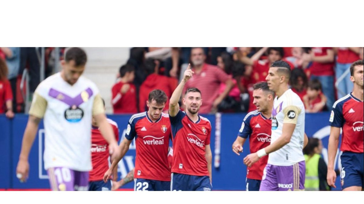 Osasuna celebra el 2-0 ante las caras largas de Plano y El Yamiq. / LA LIGA