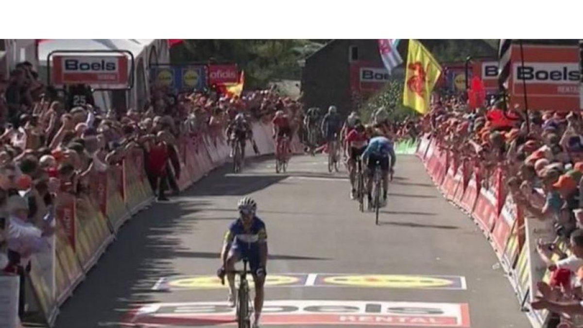 Alaphillipe llegando a meta-TWITTER