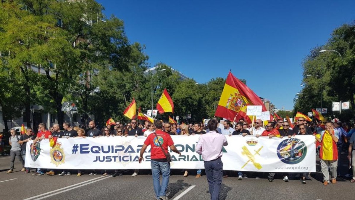 Imagen de la manifestación de hoy de los policías y guardias en Madrid por la equiparación de salarios.-EL PERIÓDICO (JUSAPOL / TWITTER)