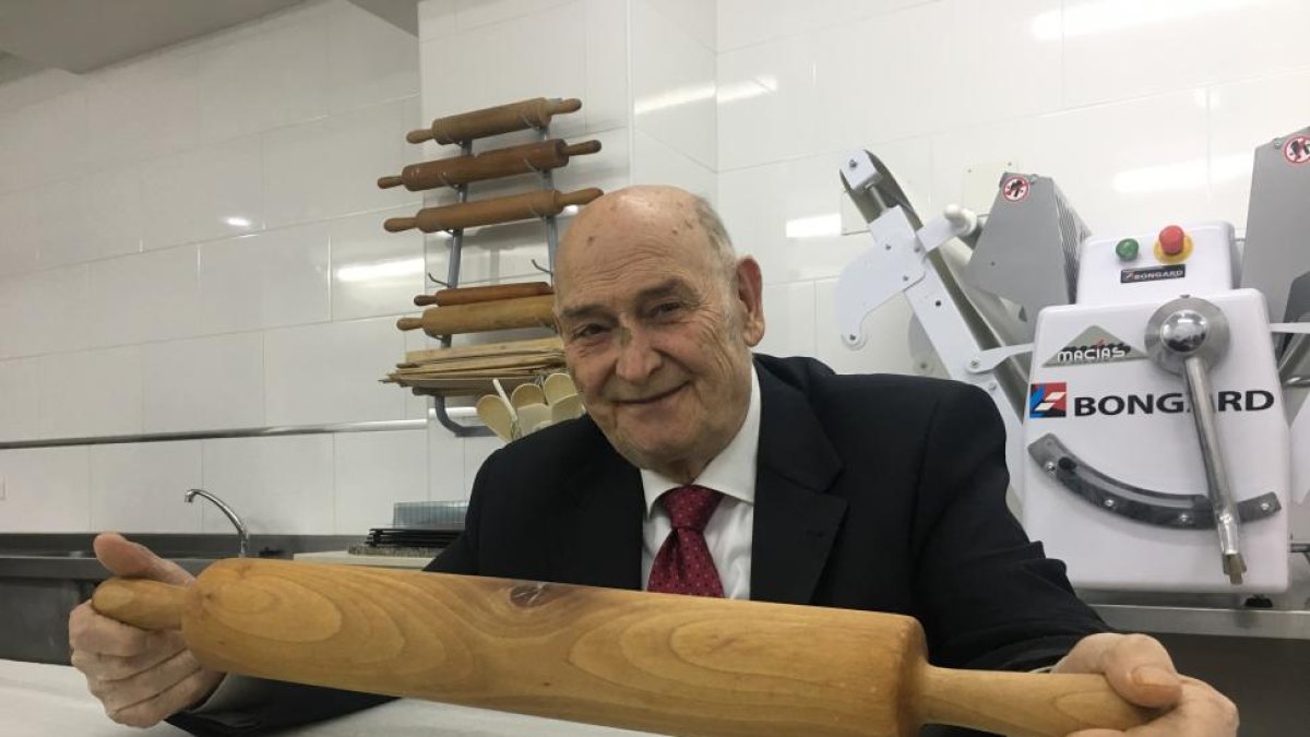 El maestro confitero leonés Santiago Pérez, con un rodillo de amasar, en una de las aulas del Centro Saper, situado en la Plaza Odón Alonso de la ciudad de León.-ARGICOMUNICACIÓN