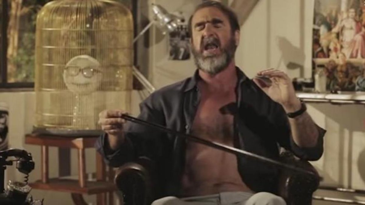 Cantona, en un momento de la grabación cantando el 'Will Grigg's on fire'.-