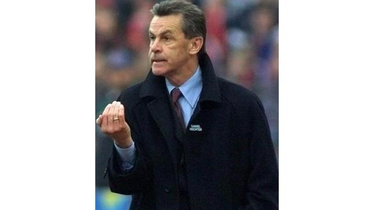 Ottmar Hitzfled, dirigiendo un partido del Bayern Múnich.-MICHAEL DALDER