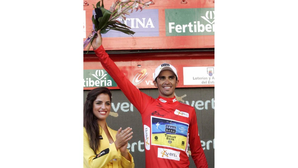 Alberto Contador se enfunda el maillot de líder de la Vuelta Ciclista a España-Ical