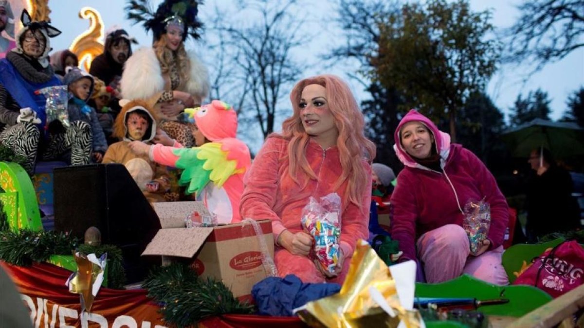 La drag queen La Prohibida en la carroza del Orgullo Vallekano durante la cabalgata de reyes del pasado viernes.-EFE
