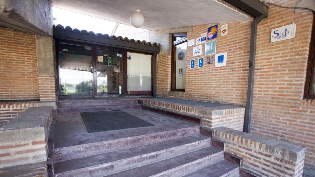 Imagen tomada ayer de la entrada de hotel El Montico que cerró sus puertas en noviembre de 2013 .-Pablo Requejo