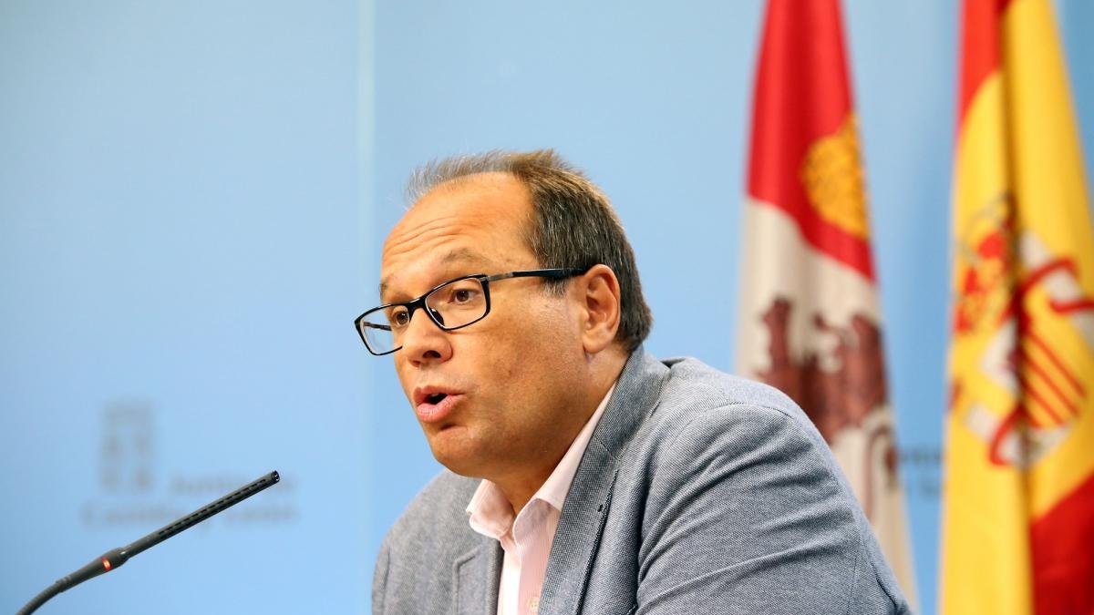 El gerente de Servicios Sociales, Carlos Raúl de Pablos, informa de las medidas para compensar los efectos de la revalorización de las pensiones en las personas dependientes.-RUBÉN CACHO / ICAL