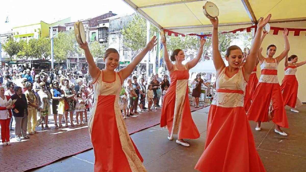 Un grupo de bailarinas en una exhibición de danzas del mundo, ayer.-J. M. Lostau