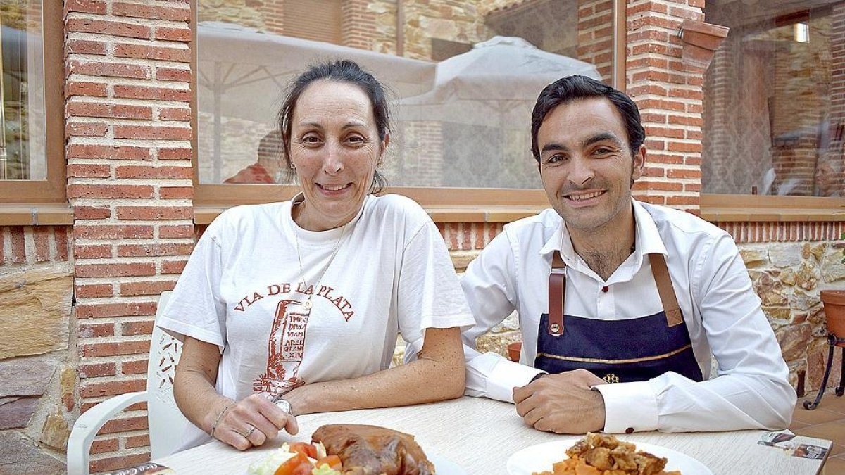 María del Carmen y Jaime, en el patio de VII Carreras.-