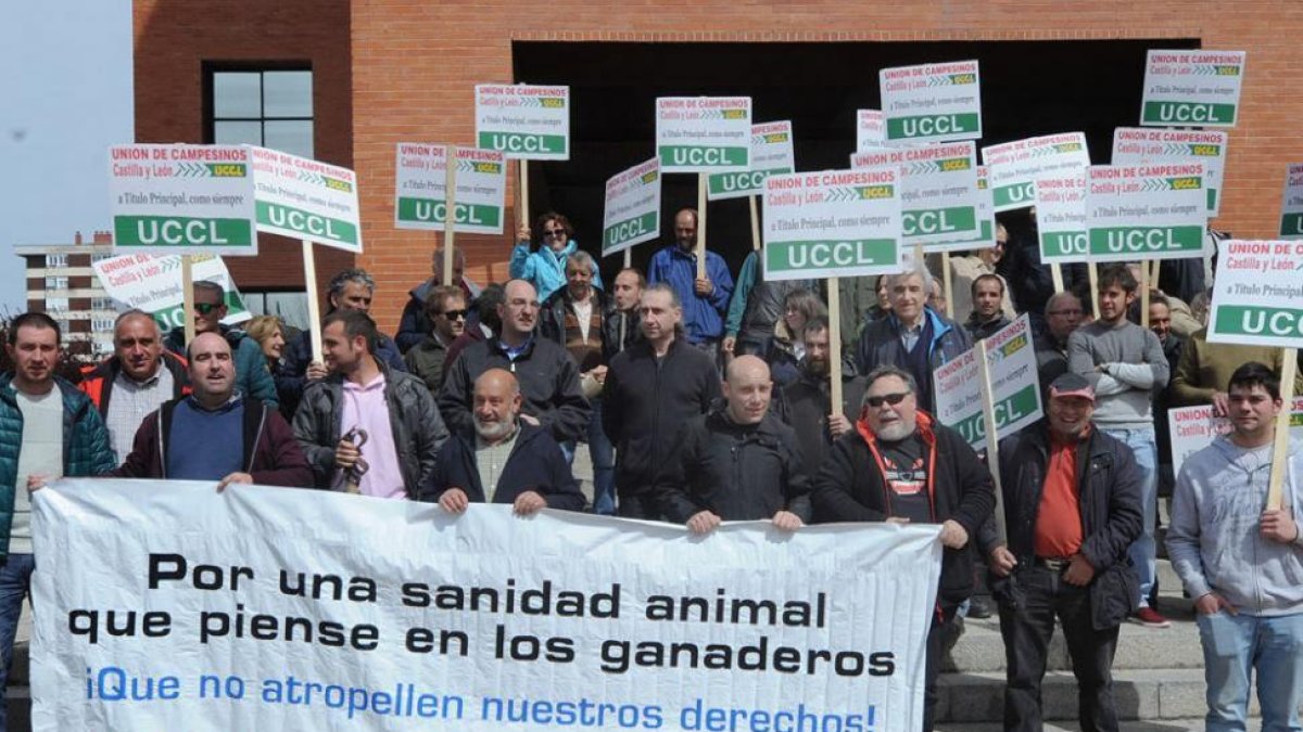 Concentración de UCCL a finales de abril a las puertas de la Delegación Territorial de la Junta en Burgos.-R.G.O.