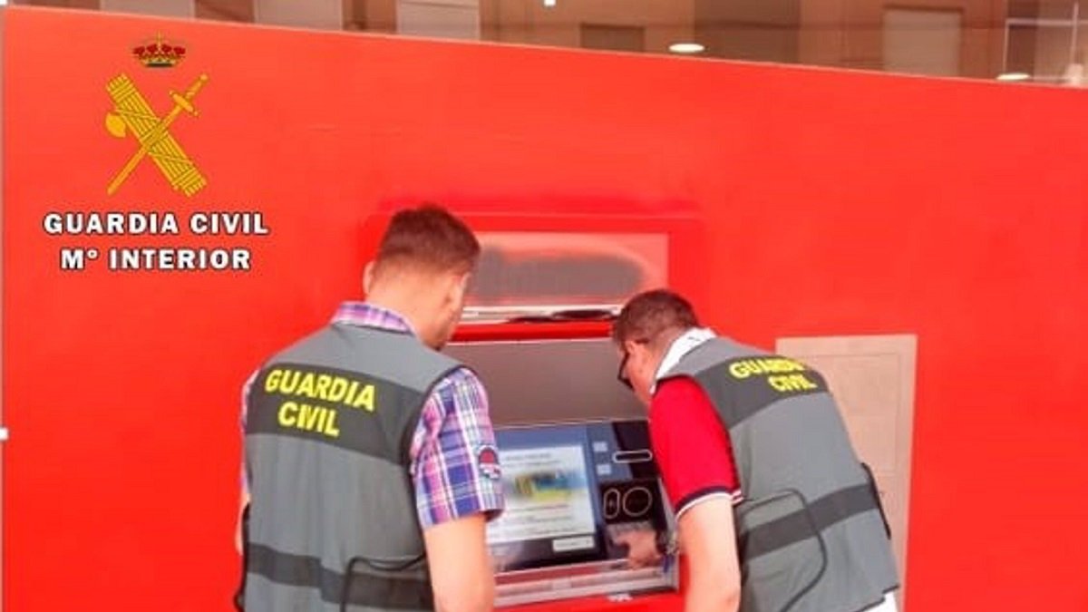 Agentes de la Guardia Civil inspeccionando un cajero automático.- E. PRESS
