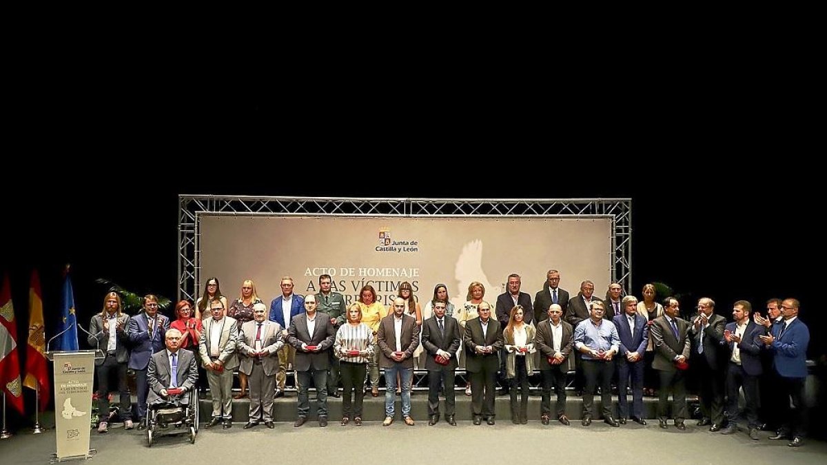 Las víctimas del terrorismo enCastilla yLeón posan, acompañados por las autoridades, con sus medallas de homenaje.-ICAL