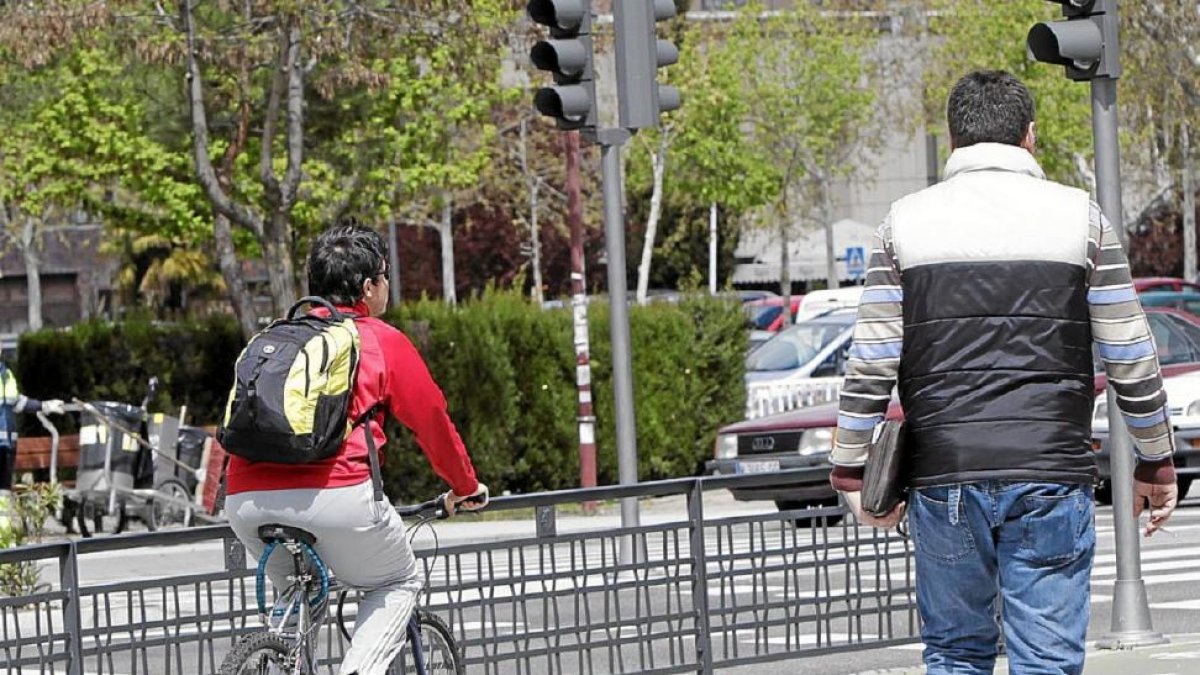 Un hombre circula por uno de los carriles bici de la ciudad.