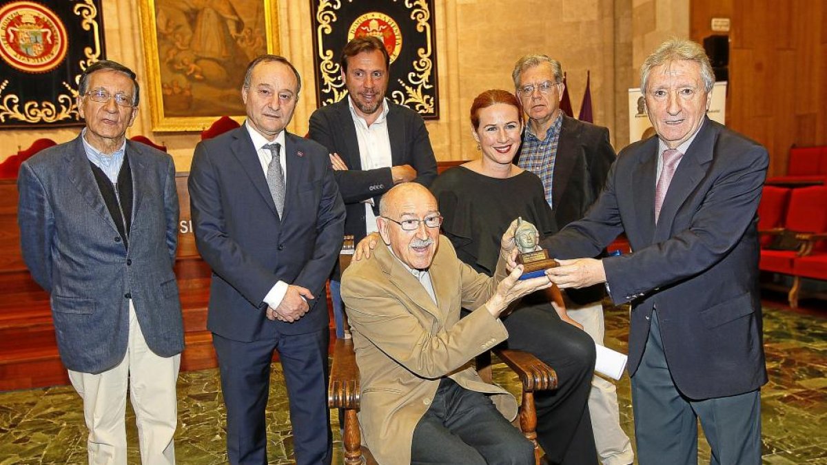 Quintana recibe las estatuas con Fernando Herrero, Daniel Miguel, Óscar Puente, Lucía Quintana y Celso Almuiña.-J. M. LOSTAU