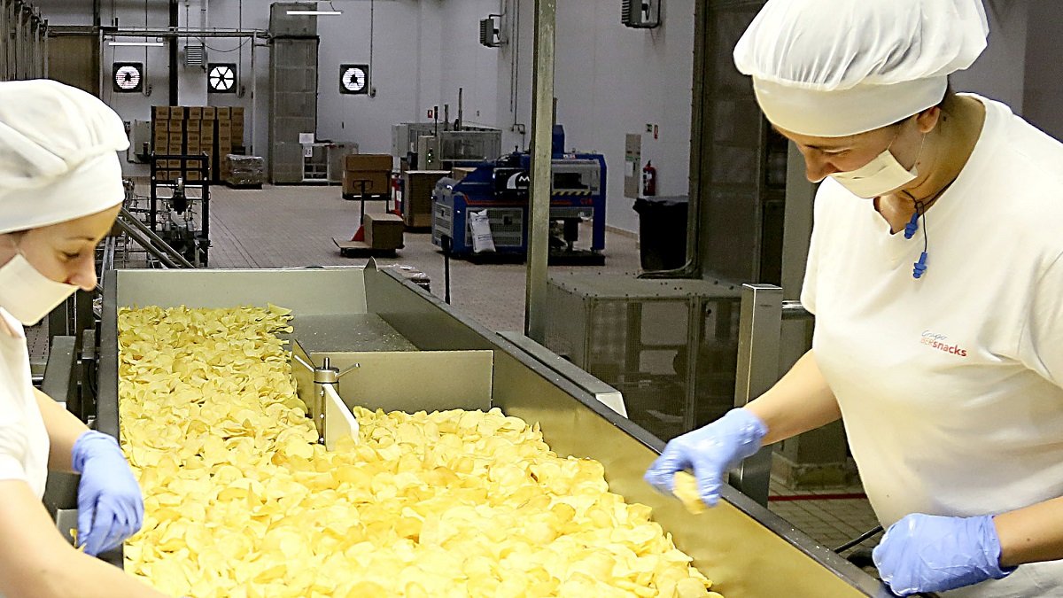 Dos operarias vigilan la calidad de las patatas fritas en las instalaciones de Ibersnacks en Medina del Campo.- ICAL