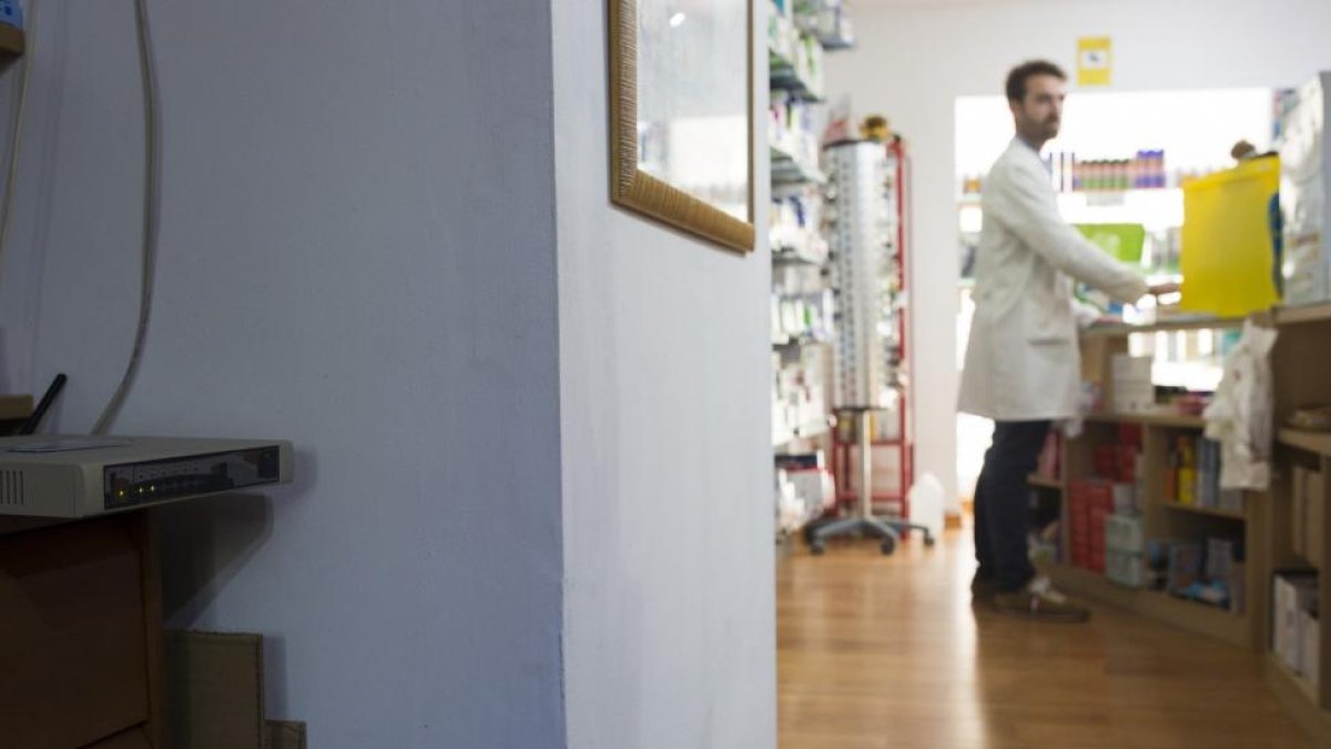 Interior de una farmacia-EL MUNDO